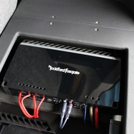 右サイドにはパンチシリーズのパワーアンプであるP400-4をインストール。こちらはキャビン内に設置したサブウーファーを駆動。