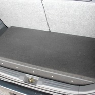 カバーを被せればこの通り荷室は完全にフラットになる。わずかにかさ上げされているものの積載性は非常に高い。