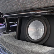運転席＆助手席の下にはそれぞれグラウンドゼロの16cmサブウーファーユニットであるGZNW6.5をステレオでインストールする。