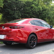 MiD【RMP Racing R25】ホイールリム径：18インチ／リム幅：8.0J／インセット：45／カラー：ブラック リムレッドライン／装着タイヤサイズ：225/40R18