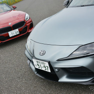 トヨタ スープラ 新型（右）とBMW Z4（左）
