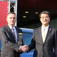 BMWジャパン、ペーター・クロンシュナーブル社長（左）