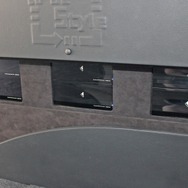 パワーアンプはR107Sリミテッドを６台インストール。ウォールの中央部分はほぼパワーアンプで埋め尽くされるデザイン。