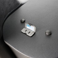 オーディオボードの後端には100Vの電源ソケットを設置。ゲートを開けた車外でも使えるレジャー向けの装備と言えるだろう。