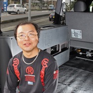 オーディオもウインタースポーツもも大好きなオーナーの亀山さん。その両方を楽しむためにハイエースのカスタムを進めている。
