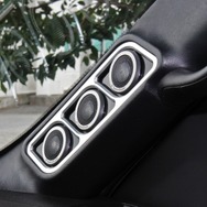 Ａピラーのトゥイーターも３セット用いるシステム。取り付け面にははアルミを用いたカスタムが施されている。