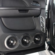 リアドアにも３セットのスピーカーを取り付けてドアオープン時の鳴りっぷりを追求。デザイン的にも統一感満点の仕上がり。
