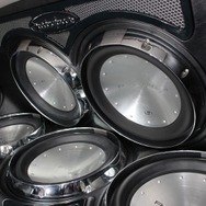 限られたスペースに大量の大口径サブウーファーを収めるために、角度を付けた取り付けが採用されている。