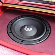 サブウーファーはオーナーが元々持っていたというシンフォニのC250.2SWを使用。こちらもフロアにビルトインするデザイン。