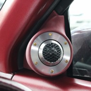 ドアミラー裏にビルトインしたZRスピーカーラボのトゥイーター。トゥイータープレートの存在感がデザイン面でのアクセントになる。