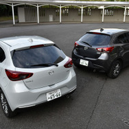 向かって左：改良新型マツダ2 15S L Package（2WD）、向かって右：従来型マツダ2 15S（2WD、AT）