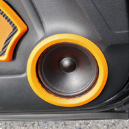フロントスピーカーは“グラウンドゼロ”の『GZNC 1650SQ Ltd』。低音のパワー感と高音のクリア感が絶妙にバランスする名機。