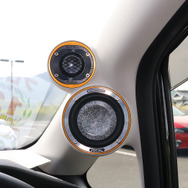 スコーカーの取り付け例（製作ショップ：ガレージショウエイ＜高知県＞）。