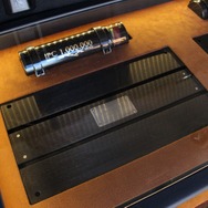 ブラックス・グラフィックシリーズのパワーアンプを左右に２台インストール。大型アンプがデザイン的にも映える。
