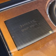 下段のオーディオボードにビルトインされているのはヘリックスの定番プロセッサー・DSP-PRO MKII。