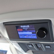 DSP-PRO MKIIのダイレクターはオーバーヘッドにビルトイン取り付けされている。周囲のパネルをワンオフしてデザインもスマート。