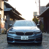 BMW 523d M Sportは全幅が1870mmあるが、暗峠のもっとも狭い場所でもミラーを畳めば通過可能だった。暗峠最高地点付近の集落にて。