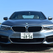 BMW 523d M Sportのフェイス。見た目からして低重心である。