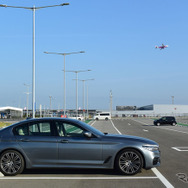 BMW 523d M Sport。直列6気筒が乗るエンジンベイを持つためボンネットが長いが、それでもキャビンの比率は昔に比べると高い。