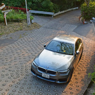 BMW 523d M Sport。国道308号線、暗峠方面への登り急勾配。