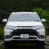 アウトランダーPHEVのフロントマスク。「ダイナミックシールド」と名づけられた三菱車のアイデンティティマスクを持つが、格好の良いデザインを模索している途中段階の作品で、後の『RVR』などに比べるとちょっと弱い。