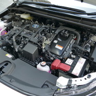 トヨタ カローラツーリング HYBRID W×B