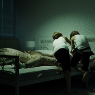 『グッドナイト・マミー』 - (C) WIEN 2014　ULRICH SEIDL FILM PRODUKTION