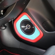 使用しているユニットはクラリオンのフルデジタルスピーカーZ7。バッフルの華やかさとは正反対の漆黒の振動板が際立つ。