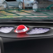 ダッシュにあるセンタースピーカーの取り付けスペースを使ってカスタムを実施。アクリルとイルミを使った処理で華やかに演出。