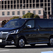 トヨタ グランエース Premium（3列6人乗り）