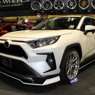 KUHL RACINGのRAV-SS。フロントデューザーやグリル、リアハーフスポイラーなどのエアロ類を充実。４本出しマフラーも装備。