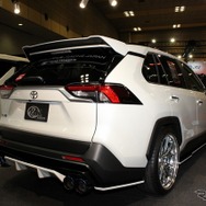 KUHL RACINGのRAV-SS。フロントデューザーやグリル、リアハーフスポイラーなどのエアロ類を充実。４本出しマフラーも装備。