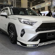 ROWENのRAV4は大きくロワグリルに食い込むフロントエアロが印象的。マークレスグリルなど印象を一変するモディファイが施された。