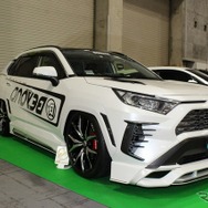 BYONDが出展したURBAN RAV4はダクト形状を備えたダウンオーバーフェンダーが印象的。前後エアロの造形も複雑でアピール度満点。