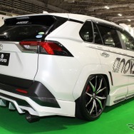 BYONDが出展したURBAN RAV4はダクト形状を備えたダウンオーバーフェンダーが印象的。前後エアロの造形も複雑でアピール度満点。