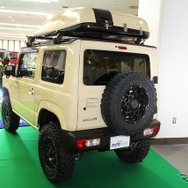 モトレージの制作したジムニーはオリジナルのルーフボックスやスポーツグリルを取り付けたスタイリングが特徴。