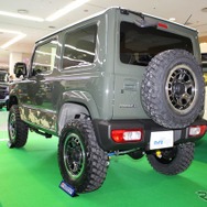 フロントスポーツグリル対応LJを装着したモトレージのデモカー。３インチアップのサスキットを組みフォルムを整える。