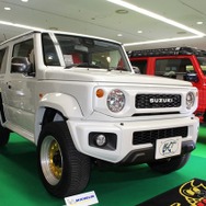MATサービスファクトリーが展示したシエラは前後にカラードバンパーを備え、ダクト付きのオバフェンを備える個性的カスタム。