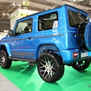 AERO OVERのジムニーはAERO OVER G62ボディキットを用いてＧクラス風のデザインを再現する。
