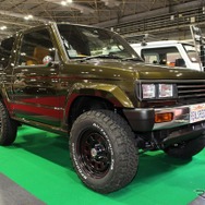 実はこのクルマはパジェロミニをベースにしたリアルスピードが手がけたカスタム車両。角目４灯などを備えたデザインが個性的。