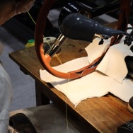 ワクイミュージアムではステアリングの革巻き工程の実演を会場で行っていた。細やかな手作業は日本人には得意とするところであり、素材の革の見立ても、オリジナルに勝るとも劣らない厳格なものだ。