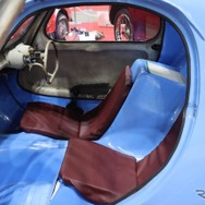 フジキャビンの室内。狭い車幅で腕が当たるため、左右で着座位置が前後にずらされて配置される。