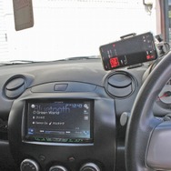 メインユニットとして用いる2DINヘッドのFH-9100DVDとスマホ。音源を普段使いと共用しているのも扱いやすさを優先してのこと。