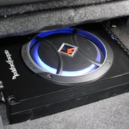 ロックフォードのパワードサブウーファー・JPS-100.8をシート下に設置。コンパクトでいながら十分な低音を楽しめる。