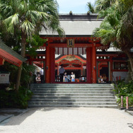 青島神社。この奥に亜熱帯性の植物が生い茂った場所があり、そこにも古い祠が。万葉の時代から浜でタカラガイを探し、自分の思いと共に神に捧げるという奉納が行われていた。