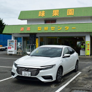鳥取砂丘近くのフルーツ農園にて記念撮影。
