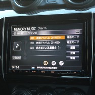 ヘッドユニットはディーラオプションのナビをそのまま利用。曲セレクトなどの操作性も考慮した普段使い優先の選択だ。