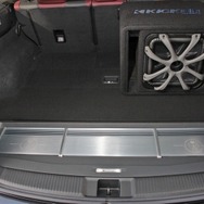 ラゲッジ後部にパワーアンプをビルトイン。カバーを被せればこの部分もプロテクトされ荷物の積載も可能だ。