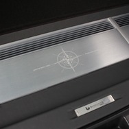フロントスピーカーと合わせてシンフォニ・クワトロリゴのパワーアンプ群をチョイス。アルミの質感が独特のユニットだ。