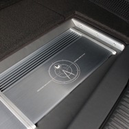 両サイドにはPrecision twoを２台インストール。中央部にはHeritage threeをインストール。サイズ感もフロアにぴったりだ。